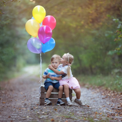 Lila i Jasiu, dziewczynka, chłopiec, rodzeństwo, sesja plenerowa, fotografia dziecięca, z balonikami, fotograf Olkusz
