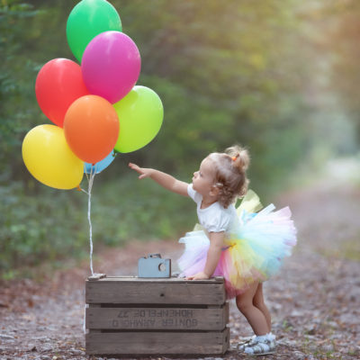 Lena, dziewczynka, sesja plenerowa, fotografia dziecięca, z balonikami, fotograf Olkusz