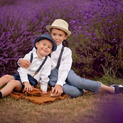 Maciek i Kuba, bracia, rodzeństwo, chłopiec, sesja plenerowa, fotografia dziecięca, sesja lawendowa, w lawendzie, lawenda, fotograf Olkusz