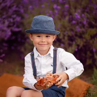 Maciek, chłopiec, sesja plenerowa, fotografia dziecięca, sesja lawendowa, w lawendzie, lawenda, fotograf Olkusz
