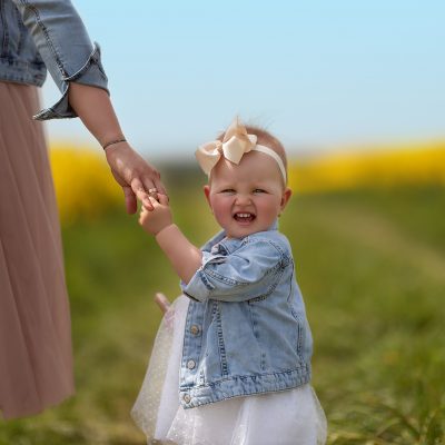 Karina, dziewczynka, sesja plenerowa, fotografia dziecięca, sesja rzepakowa, sesja w rzepaku, rzepak, fotograf Olkusz
