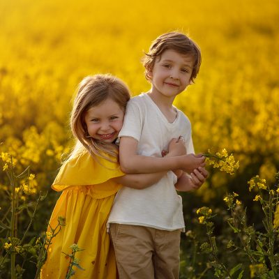 Adam i Maria, dziewczynka, chłopiec, rodzeństwo, brat i siostra, sesja plenerowa, fotografia dziecięca, sesja rzepakowa, sesja w rzepaku, rzepak, fotograf Olkusz