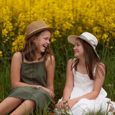 Olga i Julia, dziewczynka, dziewczynki, siostry, sesja plenerowa, fotografia dziecięca, sesja rzepakowa, sesja w rzepaku, rzepak, fotograf Olkusz