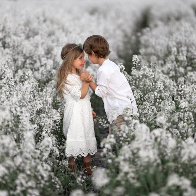 Adam i Maria, dziewczynka, chłopiec, rodzeństwo, brat i siostra, sesja plenerowa, fotografia dziecięca, sesja rzepakowa, sesja w rzepaku, rzepak, fotograf Olkusz
