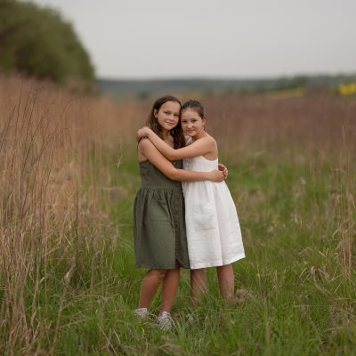 Olga i Julia, dziewczynka, dziewczynki, siostry, sesja plenerowa, fotografia dziecięca,, fotograf Olkusz