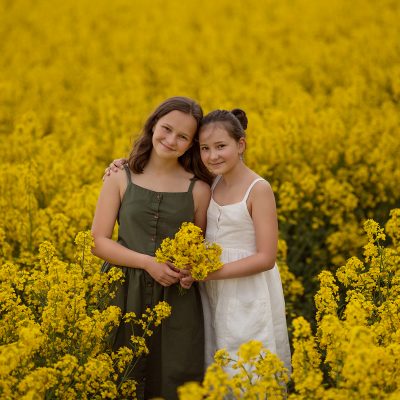 Olga i Julia, dziewczynka, dziewczynki, siostry, sesja plenerowa, fotografia dziecięca, sesja rzepakowa, sesja w rzepaku, rzepak, fotograf Olkusz